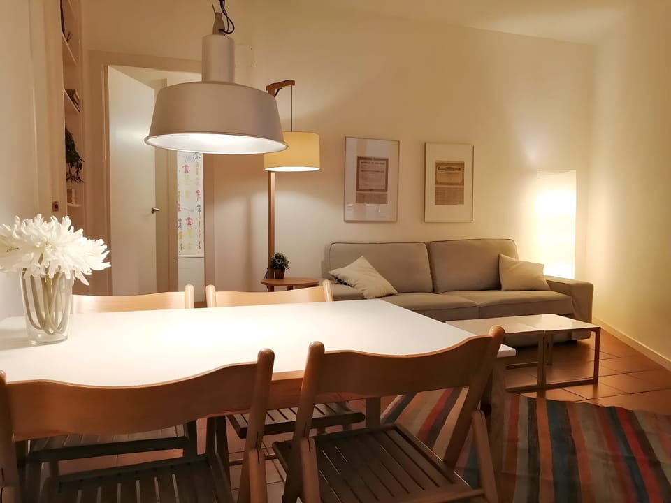Comfortable and central apartment for up to 3 guests, with a double bed, two singles, and high-speed internet.