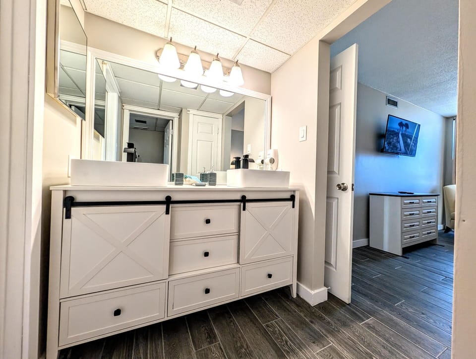 NEW double vanity and ceramaic tile in Master Vanity