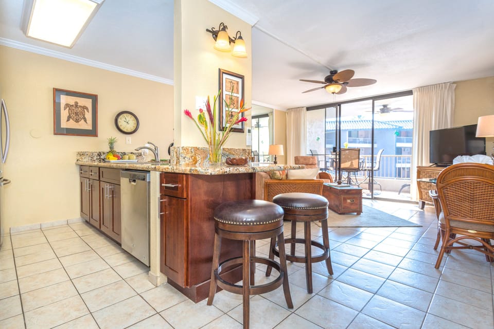 Wonderful open floor plan. Indoor dining beside the kitchen, perfect for casual meals or working remotely.