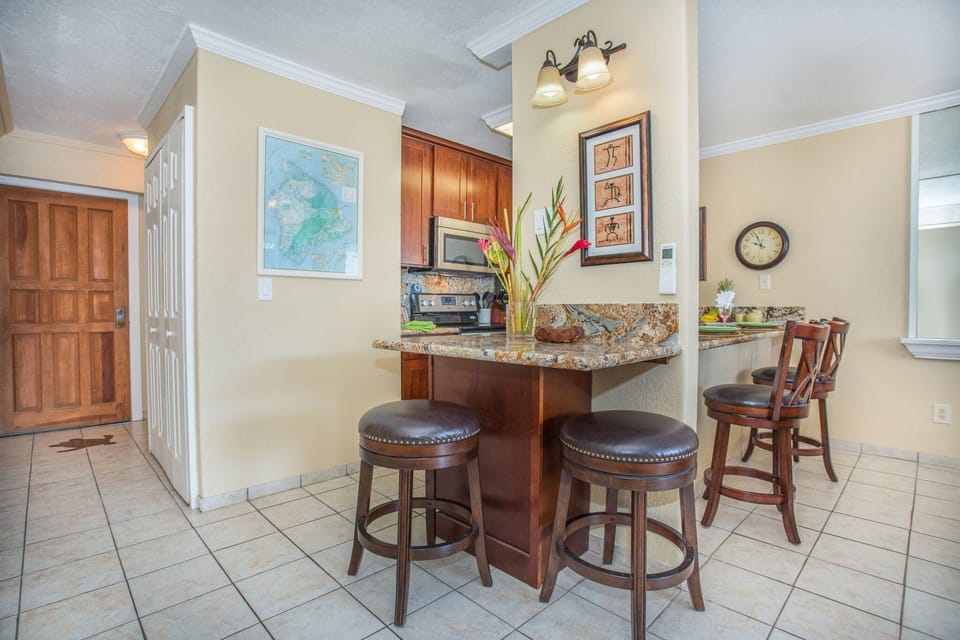 Open floor plan and lost of nooks... Office area office kitchen perfect for your laptop and travel. Indoor dining beside the kitchen, perfect for casual meals or working remotely.
