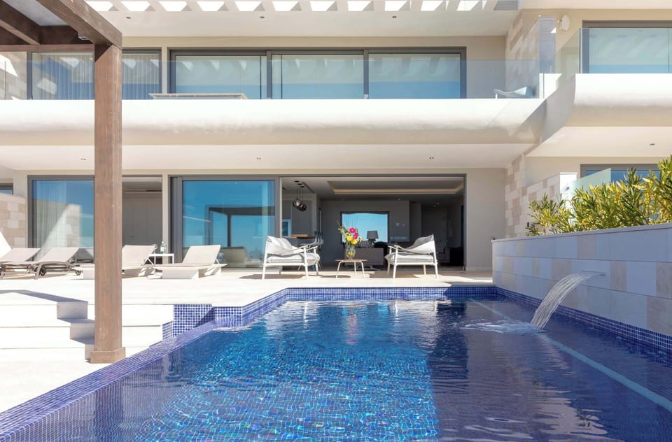 Swimming Pool Lounge