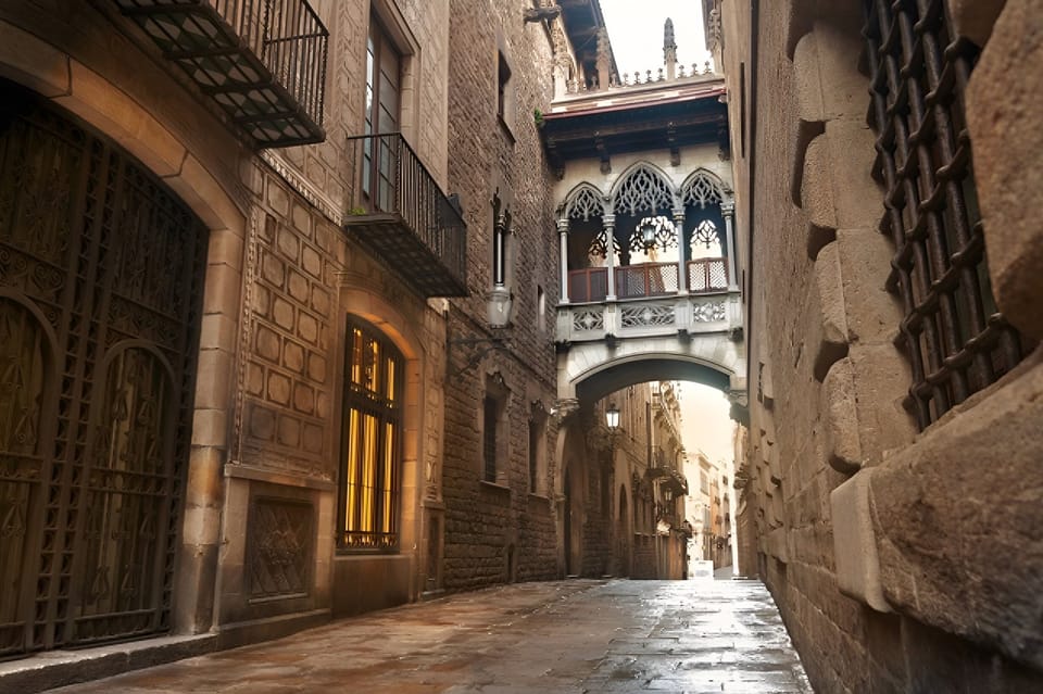Since the apartment is located right next to the gothic quarter, you will be able to enjoy its magnificant atmosphere and get to go anywhere on foot.