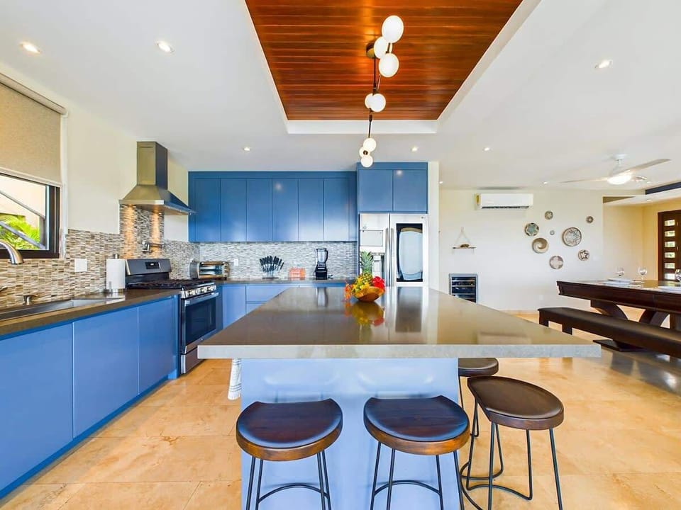 Gourmet kitchen, fully equipped