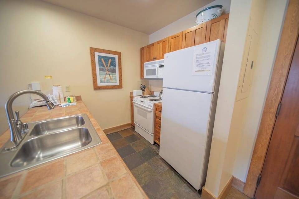 Full kitchen