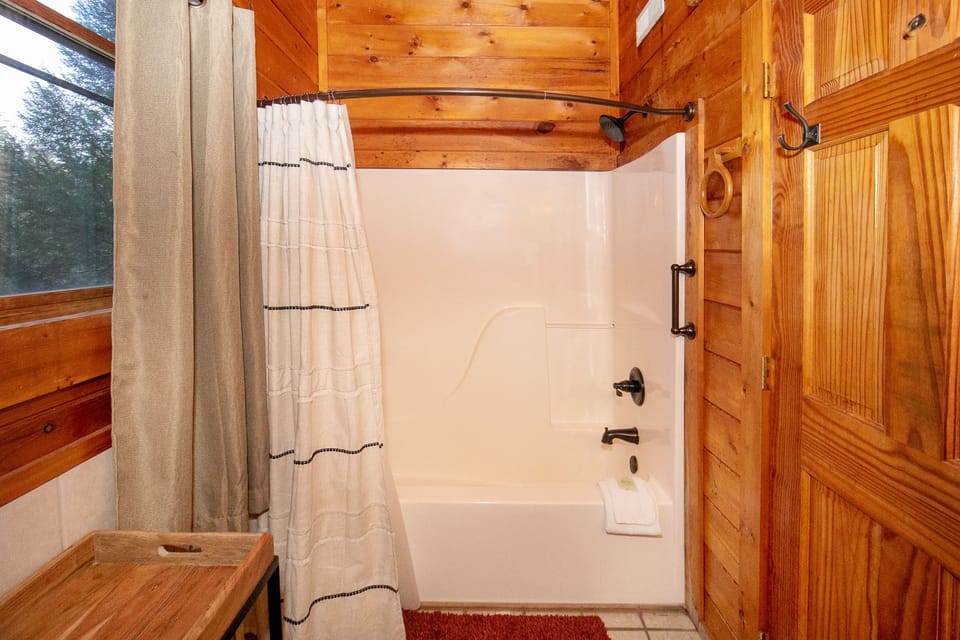 Upstairs King Bedroom En Suite