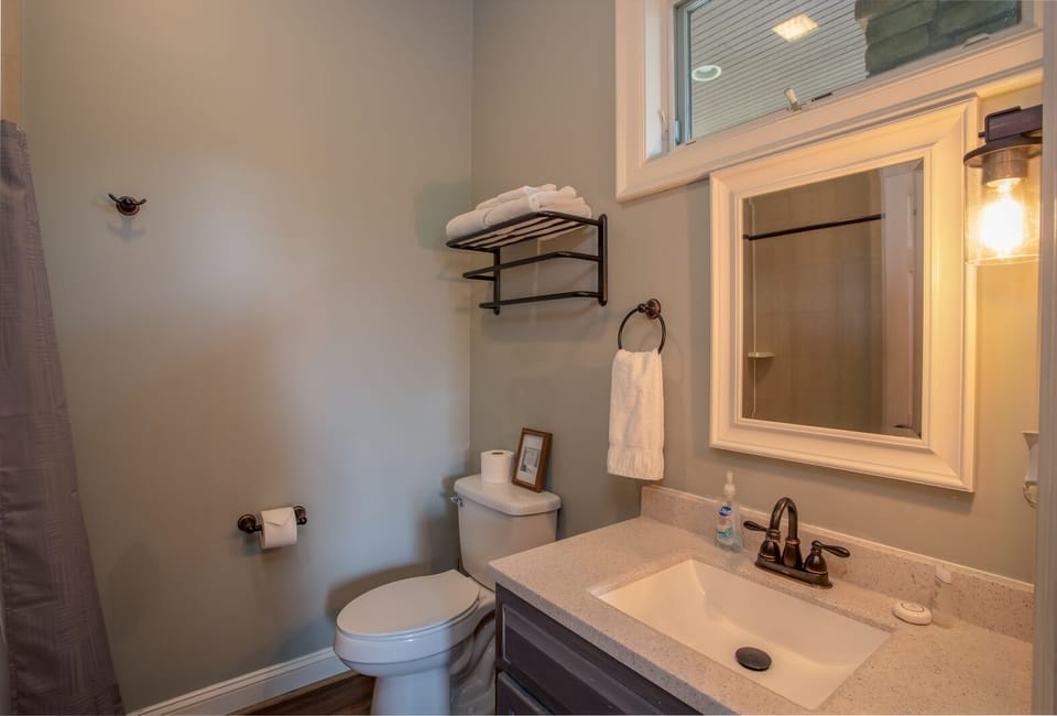 Humming Bird Garden Suite Bathroom
