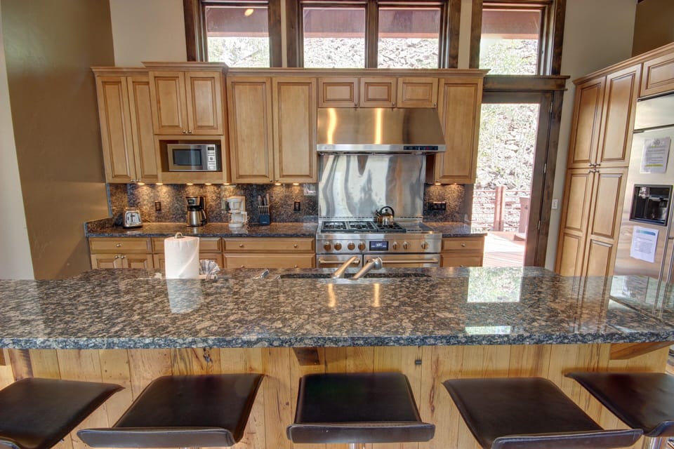 Fully equipped gourmet kitchen