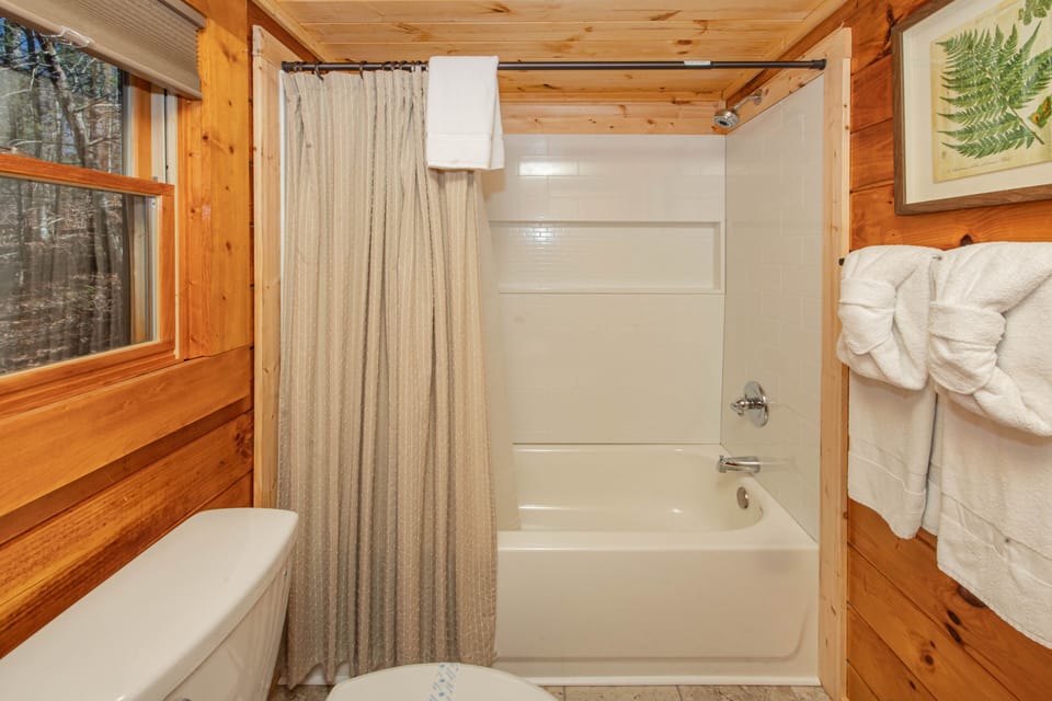 Full en suite bathroom on main level with tub.