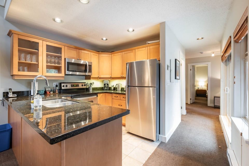 Full kitchen: Stainless steel appliances