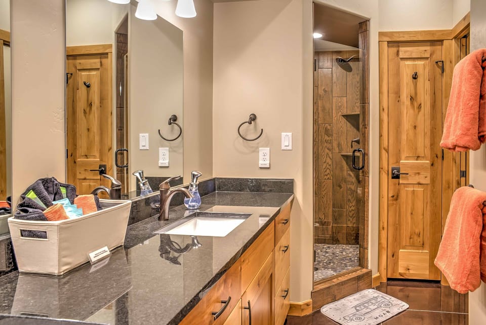 En-Suite Bathroom | Towels & Linens Provided
