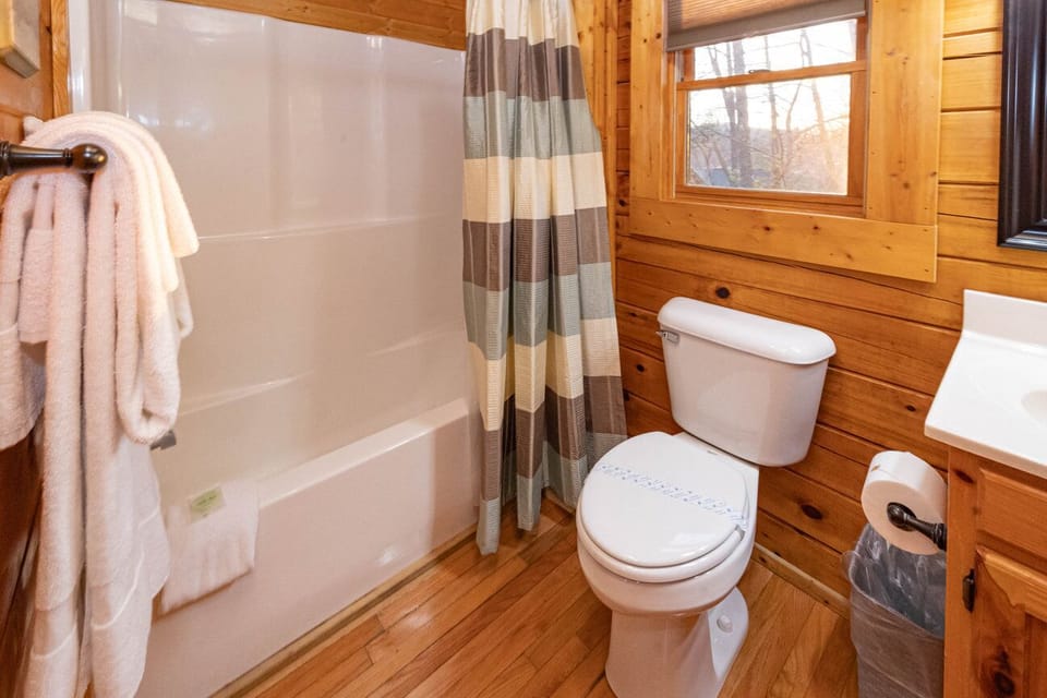 En Suite bathroom for King Bedroom 1