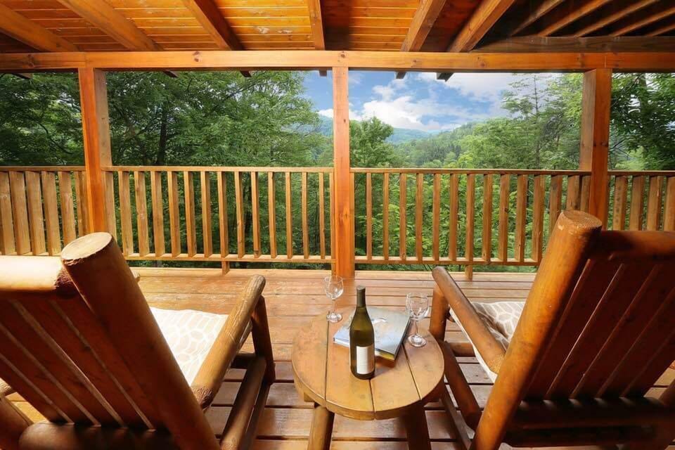 Private Back Deck overlooking the Mountains
