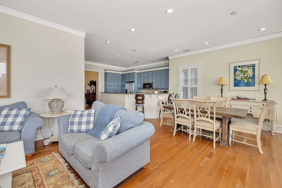 Living room/dining area