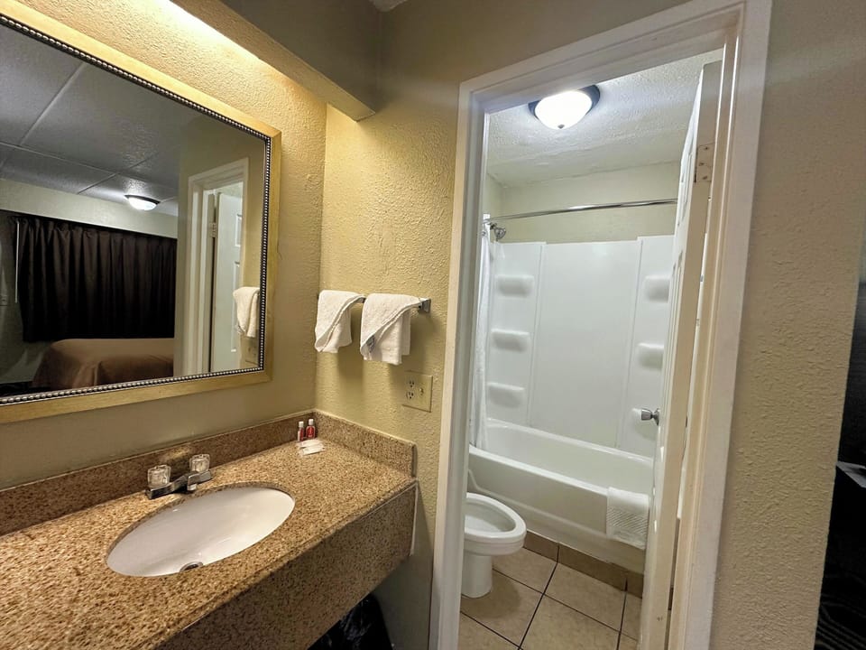 Room, 1 Double Bed, Non Smoking | Bathroom | Combined shower/tub, towels