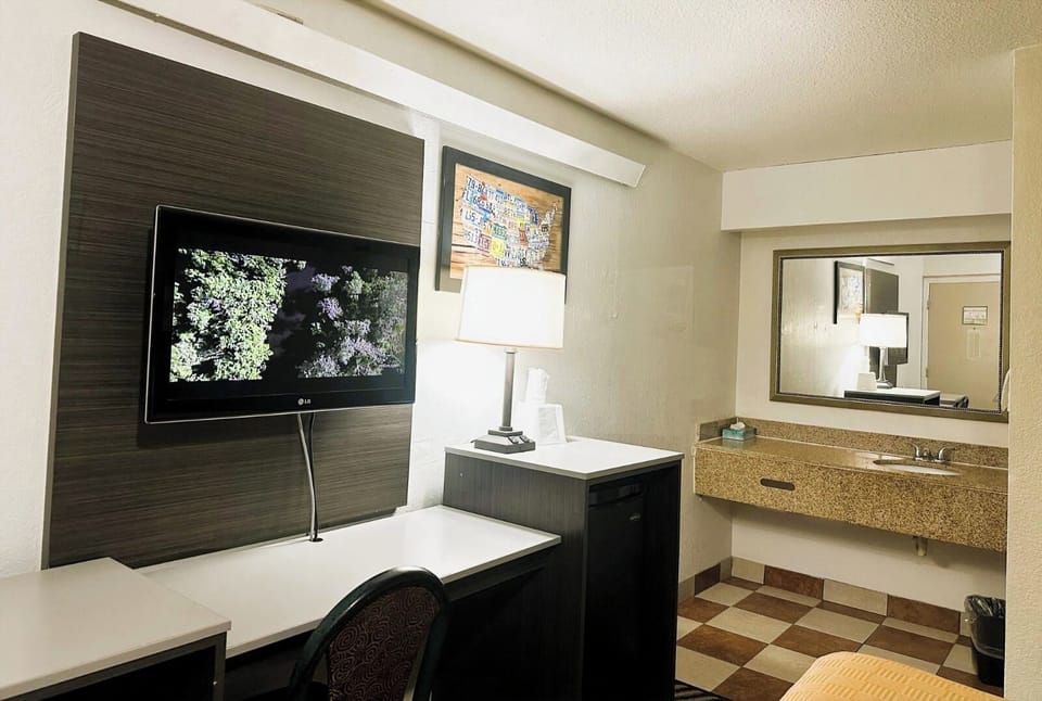 Room, 1 Double Bed, Non Smoking | Desk, free WiFi, bed sheets