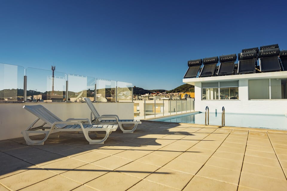 This holiday apartment in São Martinho do Porto, part of the Clérigo - Holiday Beach Apartments development, is located 850 meters from the beach, offering two outdoor pools, a gym, and full furnishings. With two bedrooms and two bathrooms, including an ensuite, it features a fully equipped kitchen and a spacious balcony. Ideally situated in the city center, the apartment is perfect for enjoying the beach and exploring the attractions of the Western region of Portugal, such as the monasteries of Alcobaça and Batalha, the giant waves of Nazaré, and the Castle of Óbidos, all within a 30-minute drive. Lisbon Airport is an hour away.