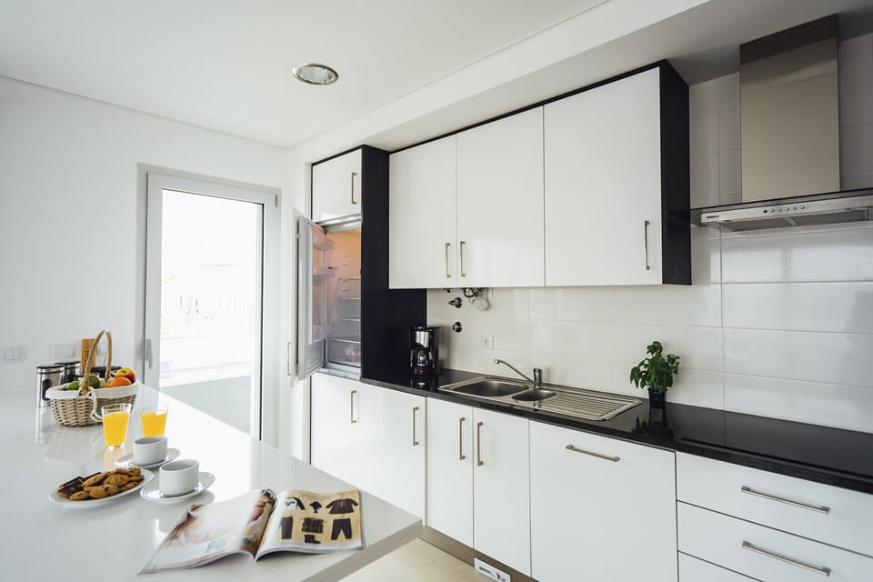 This holiday apartment in São Martinho do Porto, part of the Clérigo - Holiday Beach Apartments development, is located 850 meters from the beach, offering two outdoor pools, a gym, and full furnishings. With two bedrooms and two bathrooms, including an ensuite, it features a fully equipped kitchen and a spacious balcony. Ideally situated in the city center, the apartment is perfect for enjoying the beach and exploring the attractions of the Western region of Portugal, such as the monasteries of Alcobaça and Batalha, the giant waves of Nazaré, and the Castle of Óbidos, all within a 30-minute drive. Lisbon Airport is an hour away.
