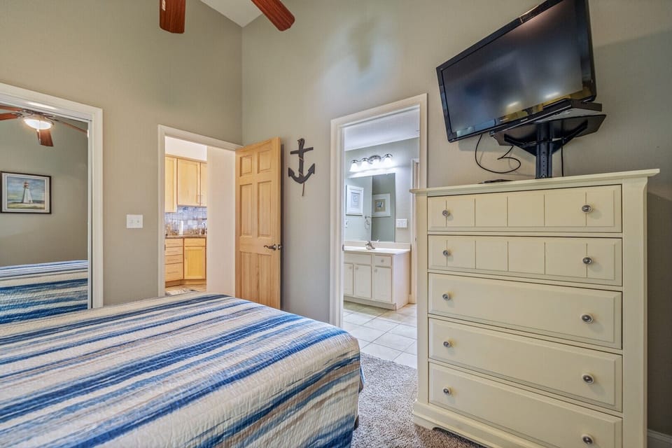 Queen Bedroom 2