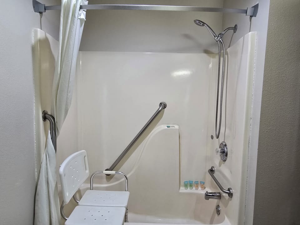 Basic Single Room | Bathroom | Combined shower/tub, free toiletries, hair dryer, towels