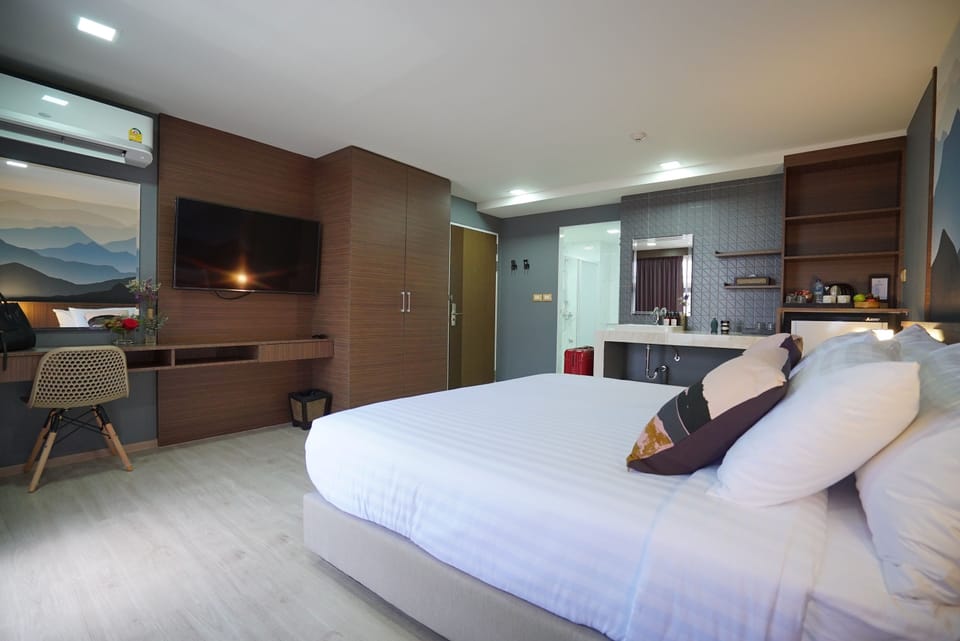 Deluxe Double Room, 1 King Bed | In-room safe, individually decorated, blackout drapes, soundproofing