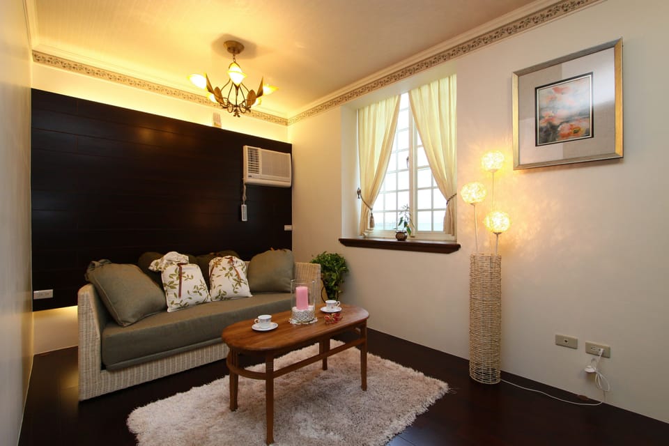 Deluxe Quadruple Room | Desk, blackout drapes, free WiFi, bed sheets