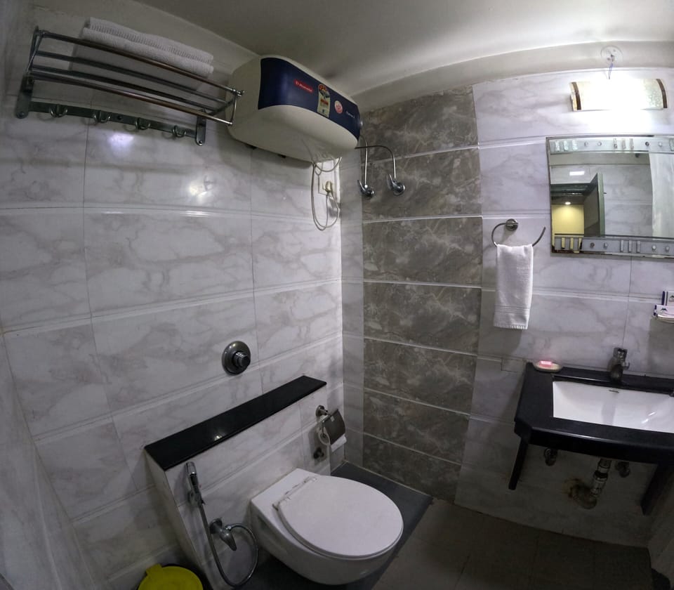 Premium Double or Twin Room | Bathroom | Shower, rainfall showerhead, free toiletries, bathrobes