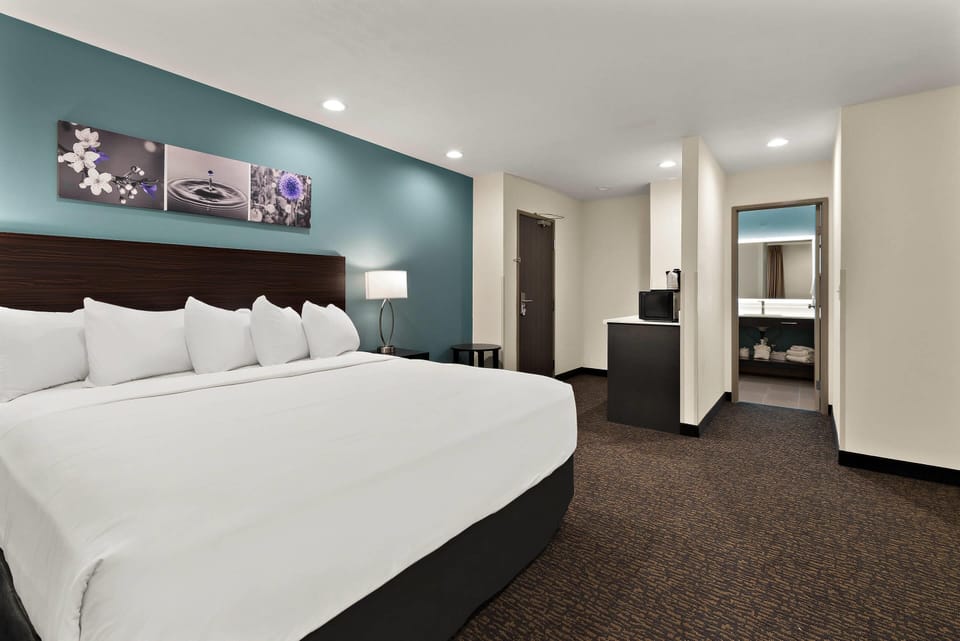Suite, Multiple Beds, Non Smoking (Upgrade) | Premium bedding, pillowtop beds, desk, laptop workspace