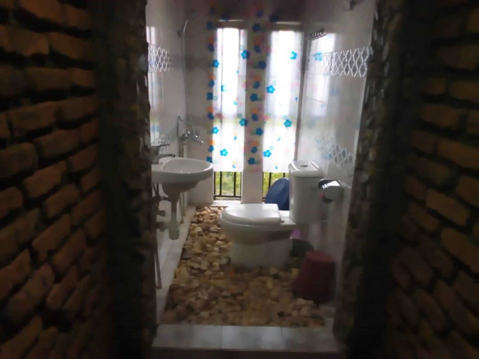 Twin Room | Bathroom | Shower, towels, soap, toilet paper