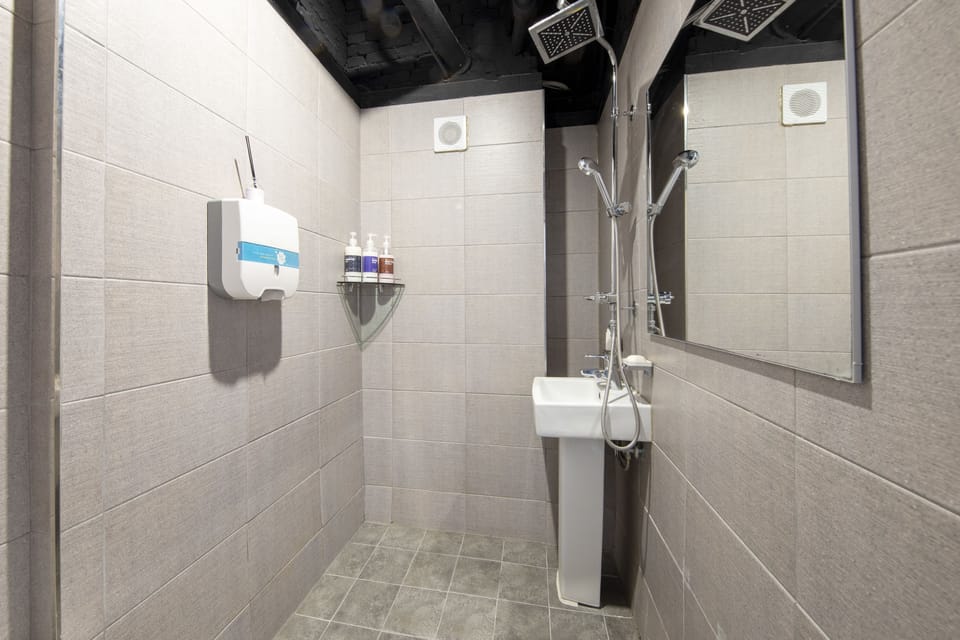 Basic Double Room | Bathroom | Shower, hair dryer, slippers, towels