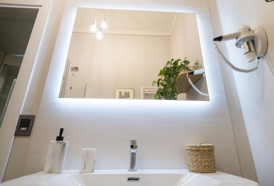 Design Room (Indaco) | Bathroom | Shower, free toiletries, hair dryer, bathrobes