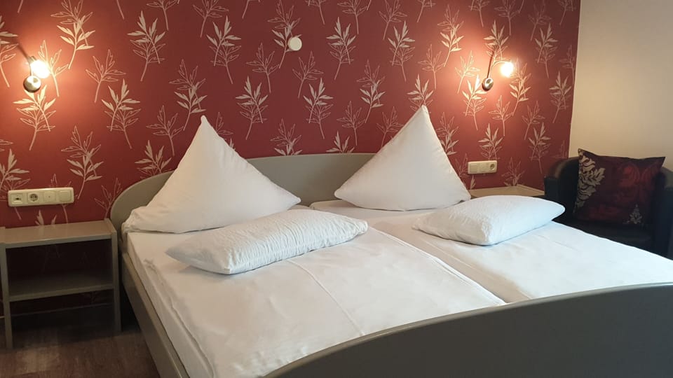 Double Room | Desk, laptop workspace, blackout drapes, WiFi (free)