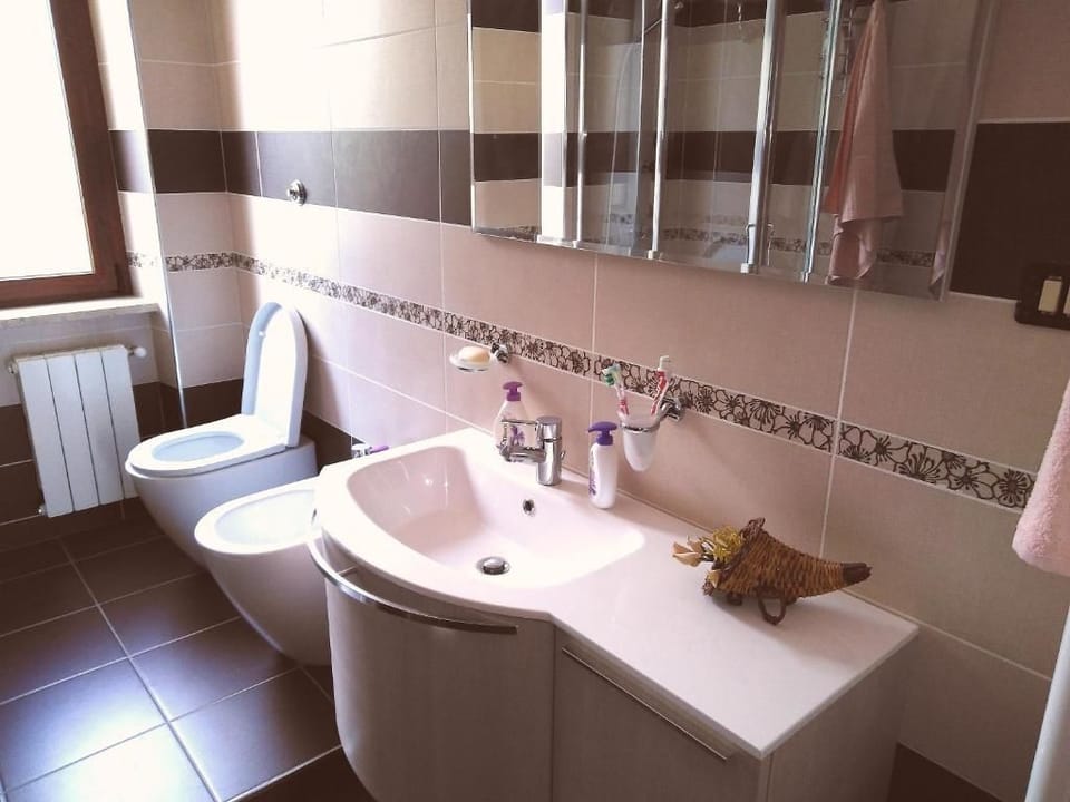 Shower, rainfall showerhead, free toiletries, hair dryer