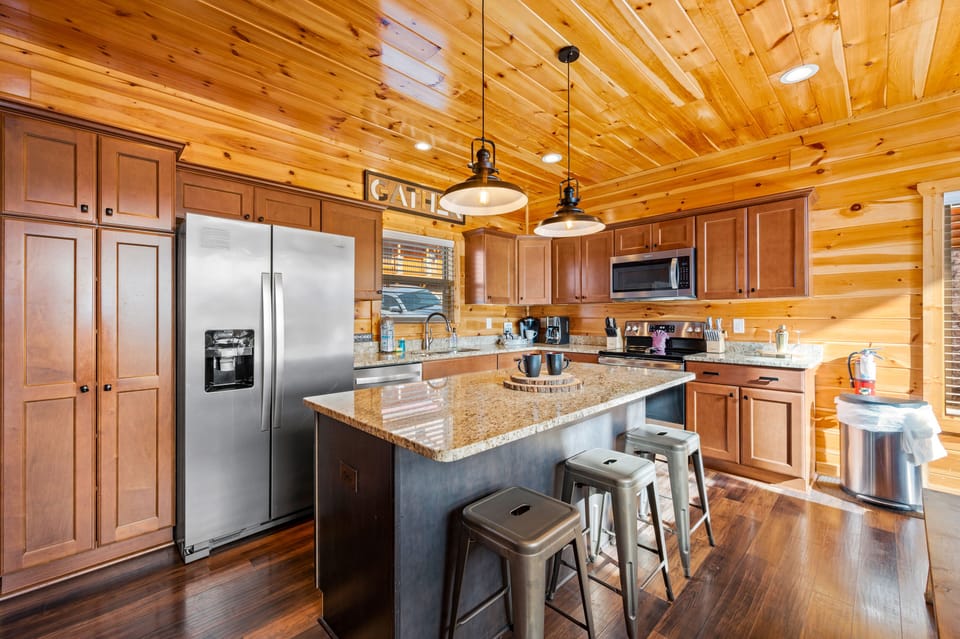 Fully-stocked kitchen w/large pantry-no need to store your groceries on counter!