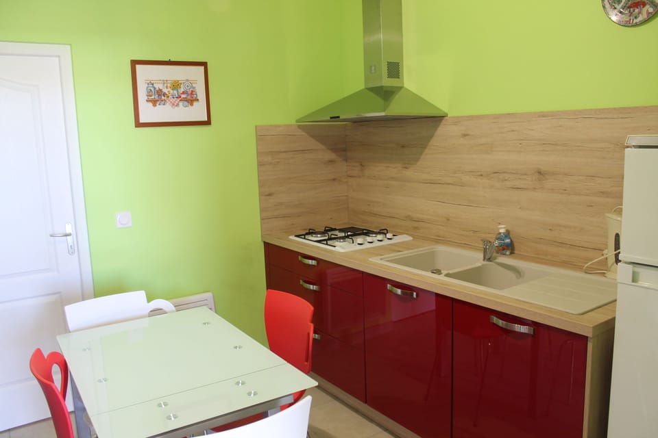 Twin Room (Cadillac) | Shared kitchen | Fridge, microwave, oven, stovetop