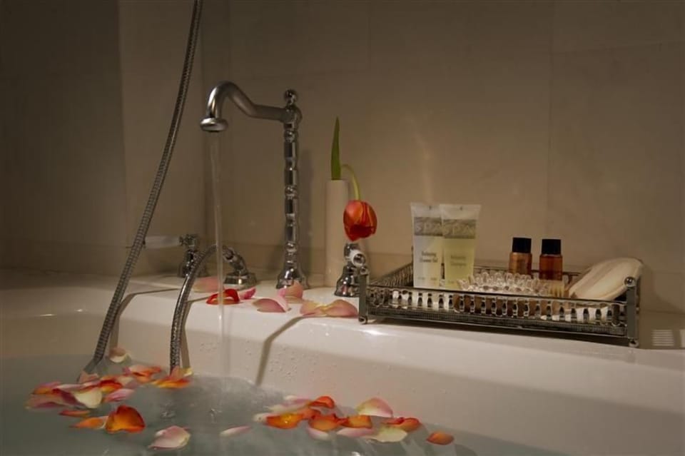 Deep soaking bathtub