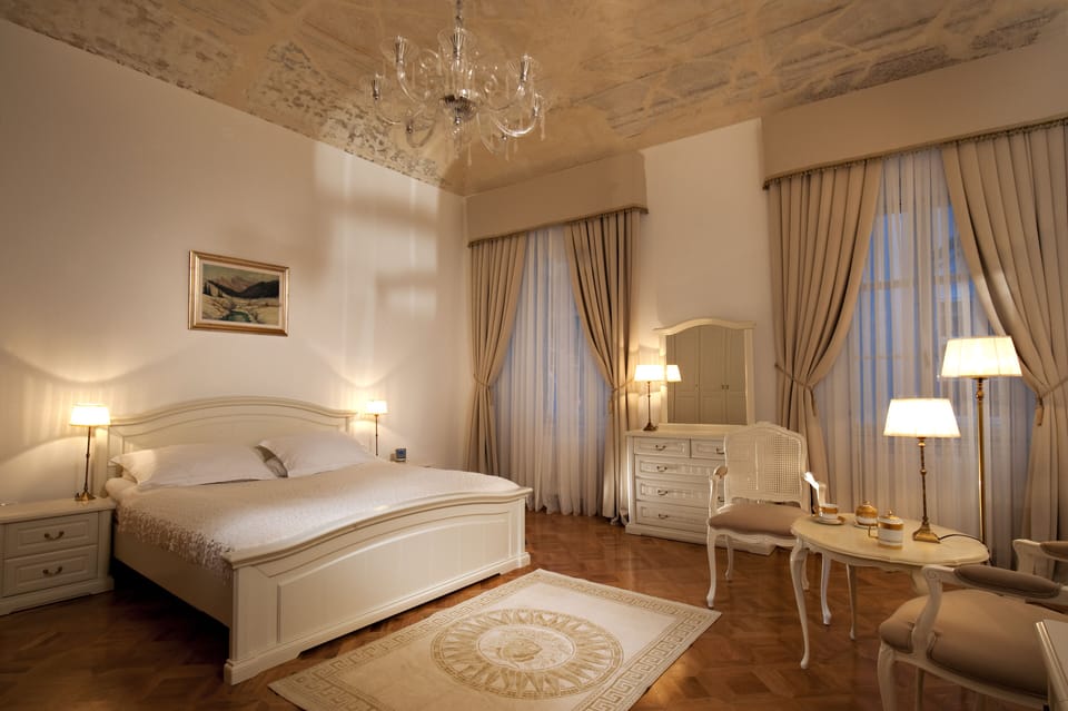 Egyptian cotton sheets, premium bedding, down comforters, minibar