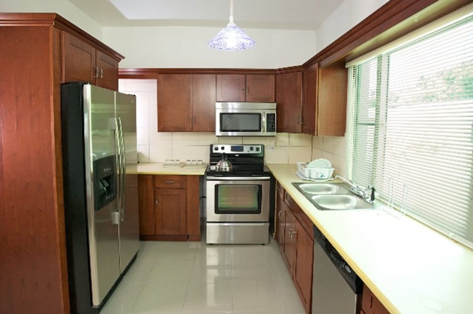 Coffee/tea maker, full-size fridge, microwave, stovetop