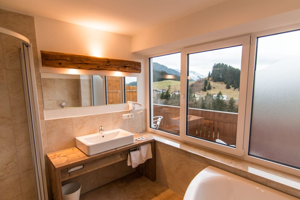 Deluxe Duplex, Bathtub, Mountain View | Bathroom | Shower, hair dryer, bathrobes, towels