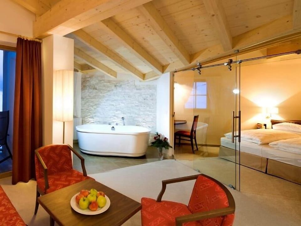 Deluxe Suite, 1 Double Bed, Bathtub | Down comforters, minibar, in-room safe, individually decorated