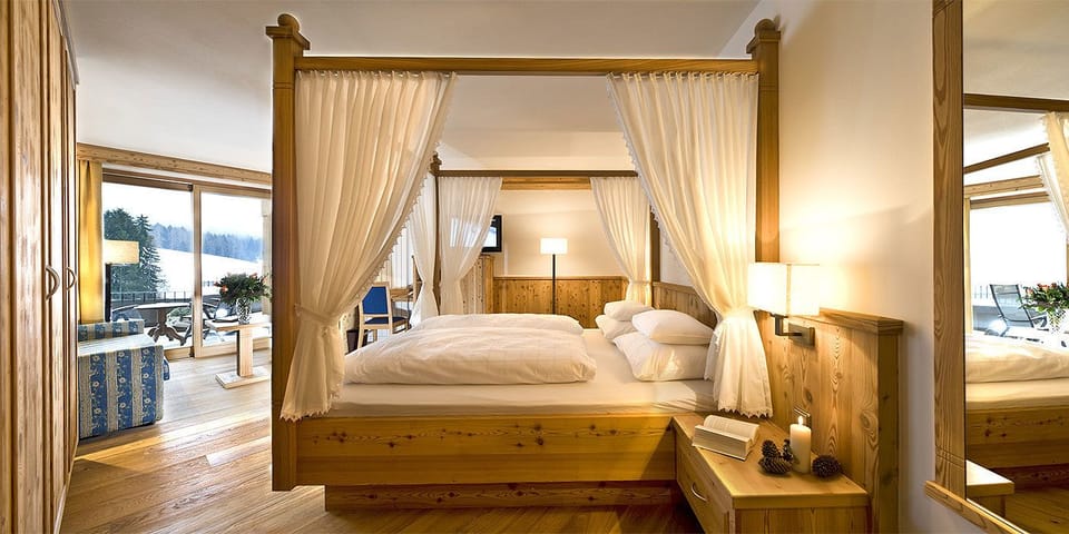 Romantic Suite | Down comforters, minibar, in-room safe, individually decorated