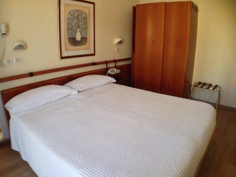 Premium bedding, in-room safe, desk, WiFi (free)