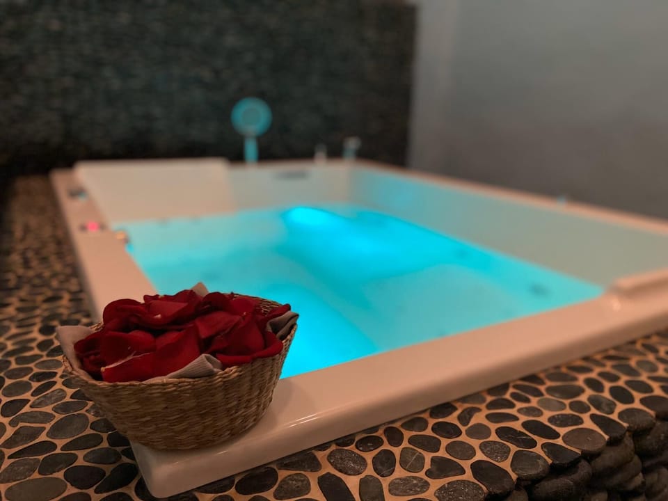 Couples treatment rooms, sauna, hot tub, steam room, Turkish bath