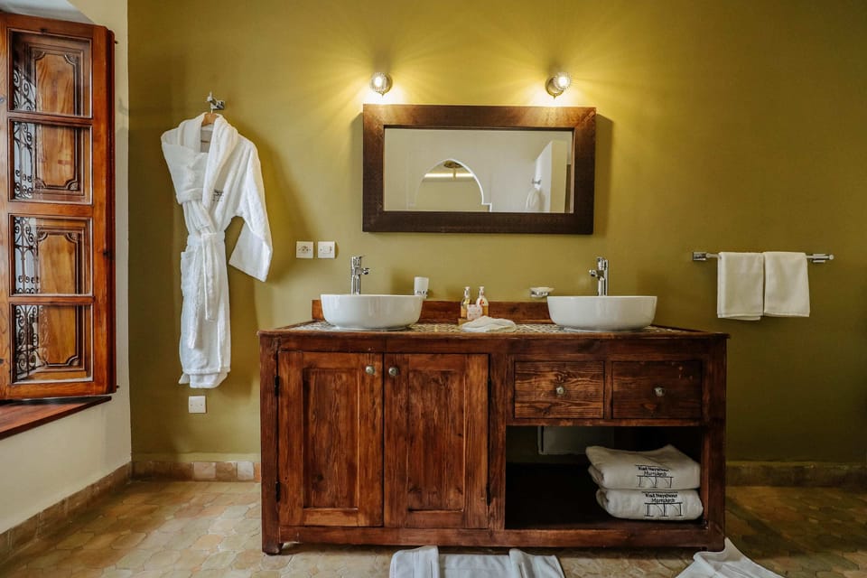 Shower, rainfall showerhead, free toiletries, hair dryer