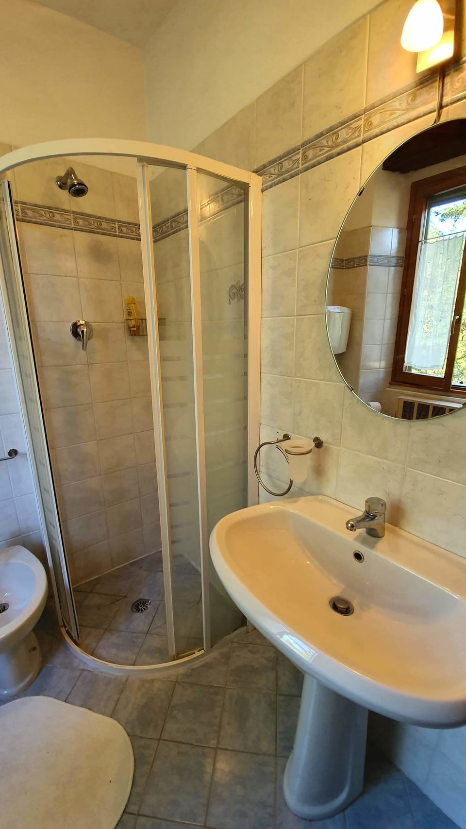 Comfort Double Room | Bathroom | Shower, hair dryer, bidet, towels