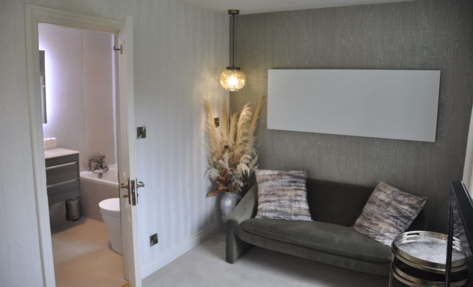 Rowen Suite | Premium bedding, individually decorated, individually furnished, desk