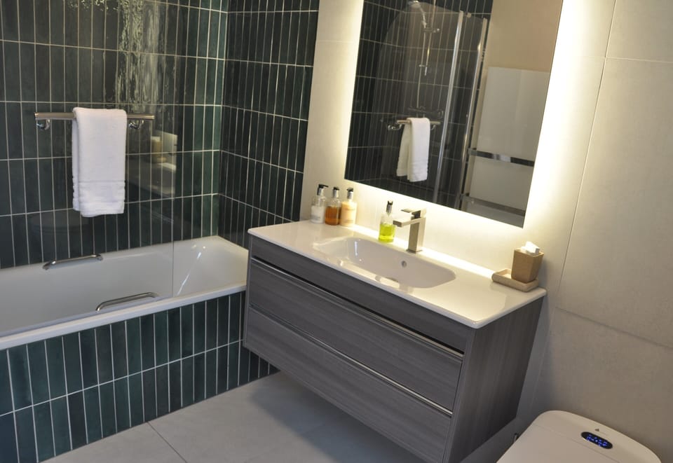 Junior Suite, Courtyard View | Bathroom | Free toiletries, hair dryer, towels, soap
