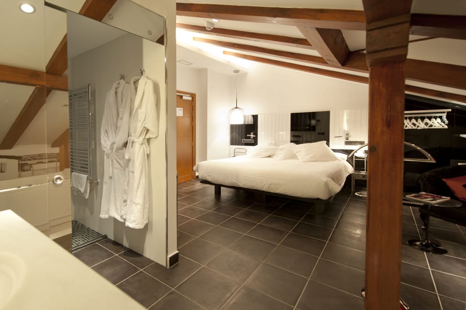 Room (Attic) | Living area | 37-inch LCD TV with satellite channels, TV, heated floors
