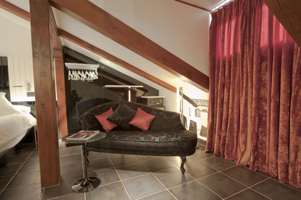 Room (Attic) | Living area | 37-inch LCD TV with satellite channels, TV, heated floors
