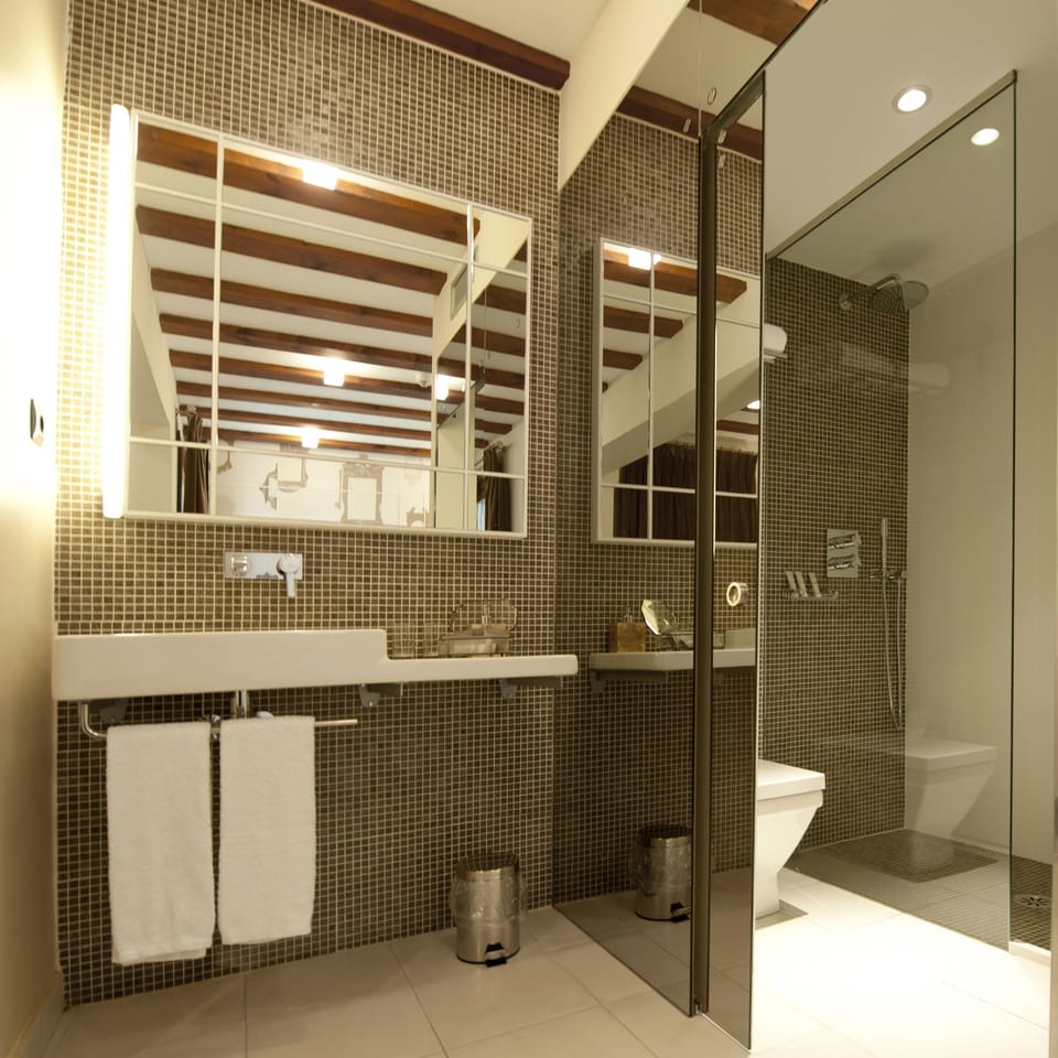 Family Room | Bathroom | Free toiletries, hair dryer, towels