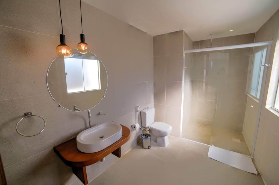 Deluxe Suite (Master) | Bathroom | Shower, free toiletries, towels, soap